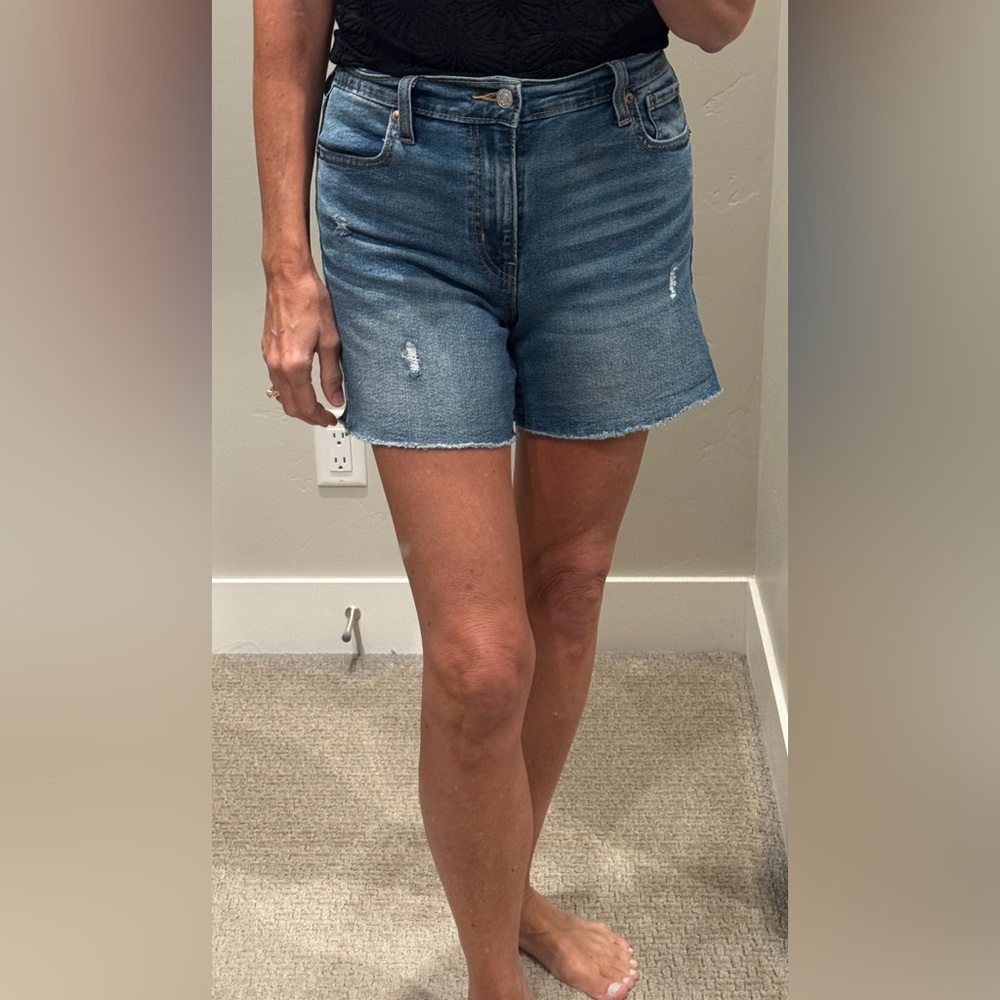 Denizen from Levi’s denim shorts high rise size 26 - 4” inseam
